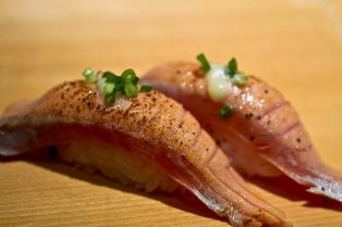 nigiri zushi aburi salmon